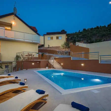 Holiday home 5 Bedroom Stunning In Zatoglav *