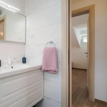 Holiday home 5 Bedroom Stunning In Zatoglav