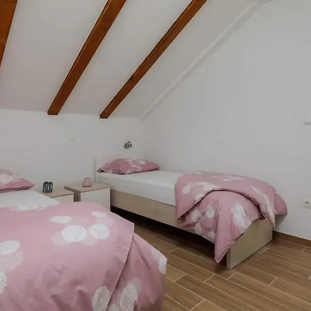 펜션 5 Bedroom Stunning In Zatoglav