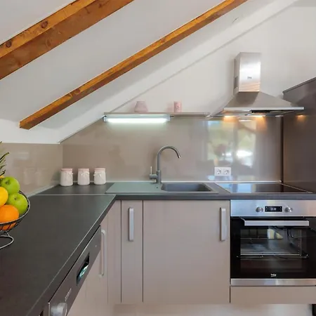 Holiday home 5 Bedroom Stunning In Zatoglav