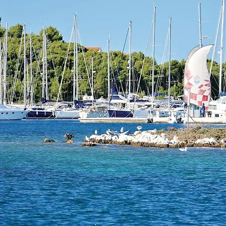 5 Bedroom Stunning In Zatoglav Dom wakacyjny Ražanj