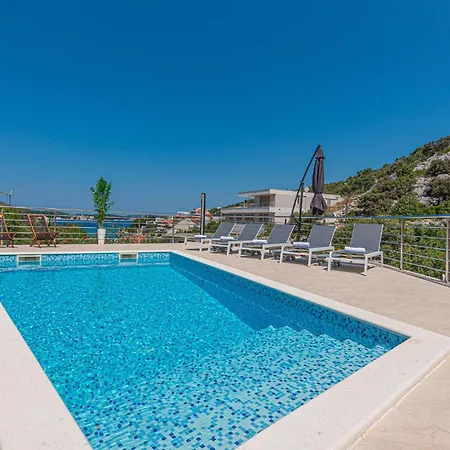 Holiday home 5 Bedroom Stunning In Zatoglav *