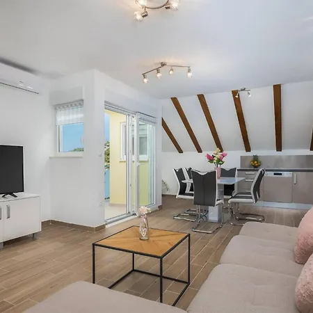 5 Bedroom Stunning In Zatoglav Holiday home Razanj