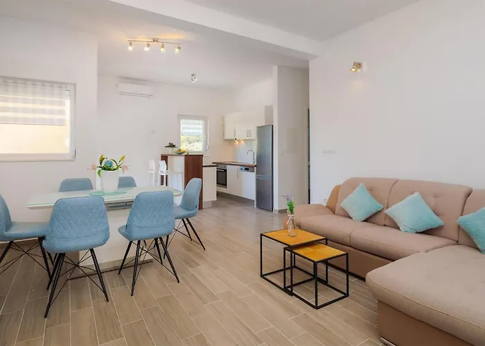 5 Bedroom Stunning In Zatoglav 펜션 Ražanj