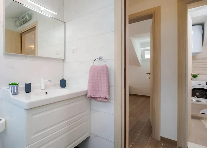 펜션 5 Bedroom Stunning In Zatoglav