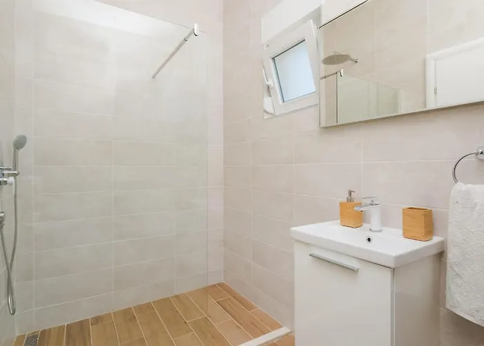 5 Bedroom Stunning In Zatoglav Ražanj