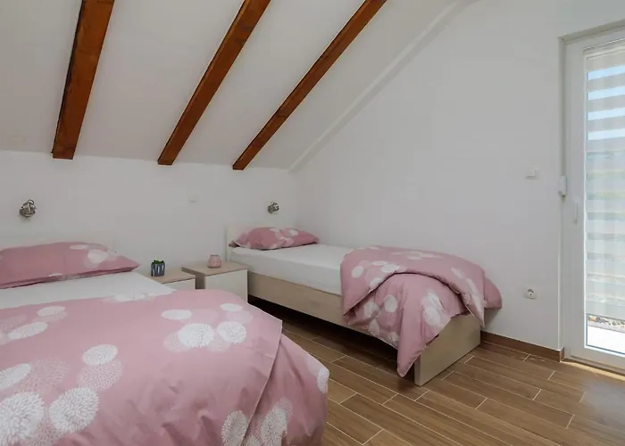 Ferienhaus 5 Bedroom Stunning In Zatoglav