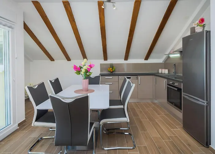 5 Bedroom Stunning In Zatoglav Ražanj