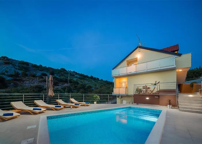 5 Bedroom Stunning In Zatoglav Ferienhaus