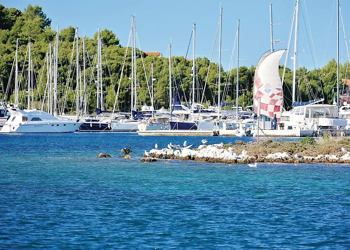 5 Bedroom Stunning In Zatoglav 펜션 Ražanj