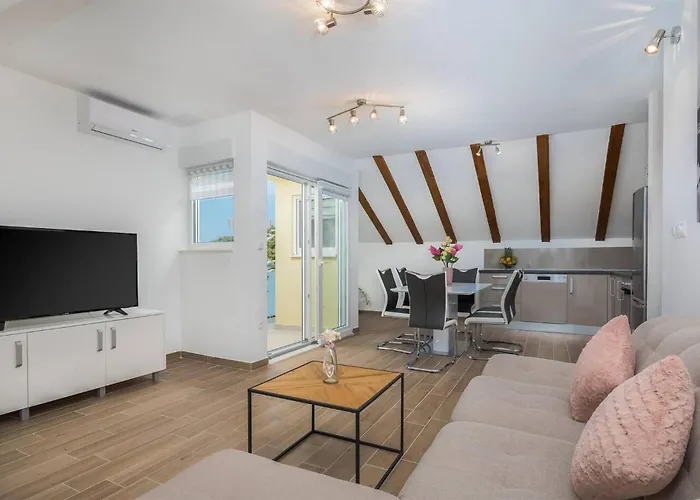 5 Bedroom Stunning In Zatoglav 펜션 Ražanj