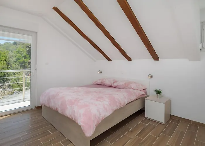 펜션 5 Bedroom Stunning In Zatoglav Ražanj